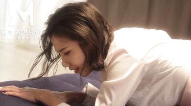 麻豆傳媒映畫 - 擁有修長美腿的SM調教足交女王 周甯